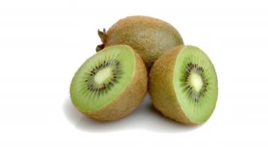 Beyaz arkaplanda dilimlenmiş kivi