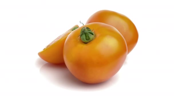 Tomat Oranye Diiris Pada Latar Belakang Putih — Stok Video