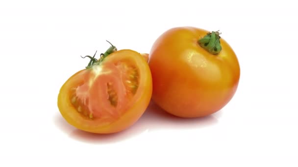 Tomat Oranye Diiris Pada Latar Belakang Putih — Stok Video