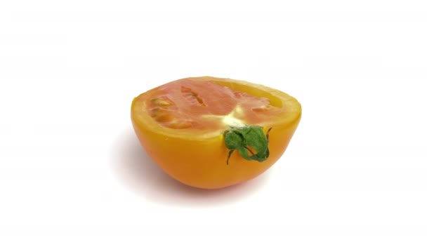 Tomate Laranja Fatiado Fundo Branco — Vídeo de Stock