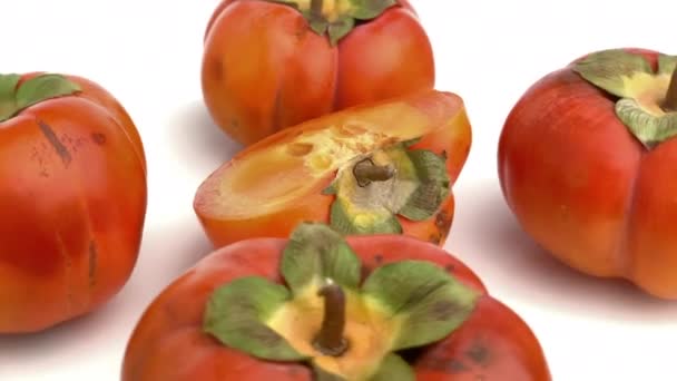 Diiris Persimmon Diisolasi Latar Belakang Putih — Stok Video