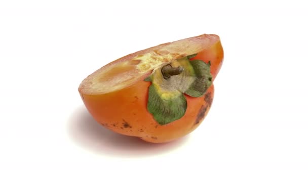 Geschnittene Persimmon Isoliert Auf Weißem Hintergrund — Stockvideo