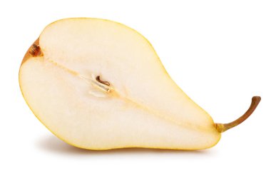 Dilimlenmiş sarı armut yolu beyazda izole edilmiş