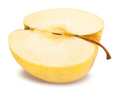 Dilimlenmiş altın gibi lezzetli elmalar beyazda izole edilmiş.