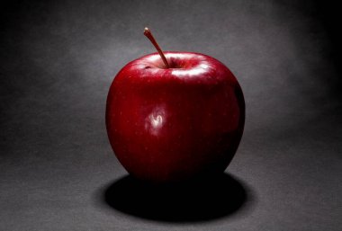 Siyah arkaplanda kırmızı elma