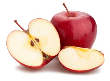 Dilimlenmiş kırmızı elma yolu beyaz üzerinde izole