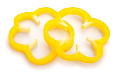 Dilimlenmiş sarı dolmalık biber yolu beyaza izole edilmiş.