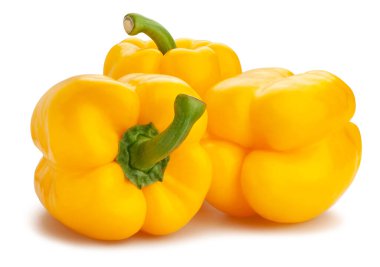 Sarı dolmalık biberler beyaz yolda izole edilmiş.