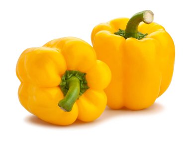 Sarı dolmalık biberler beyaz yolda izole edilmiş.