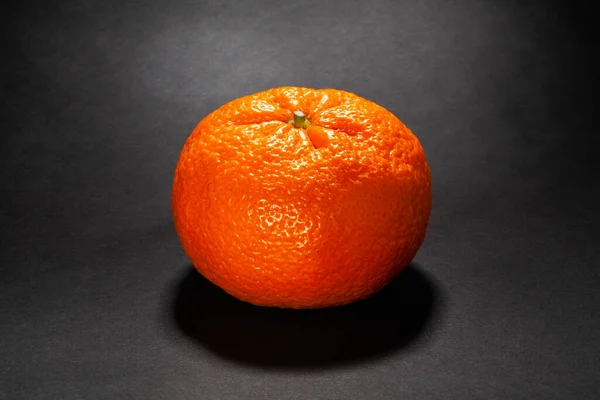 Ganze Mandarine Auf Schwarzem Hintergrund — Stockfoto