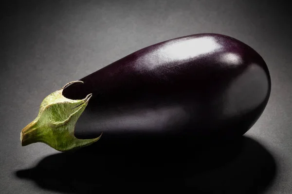 Single Eggplant Black Background — Stock Photo, Image