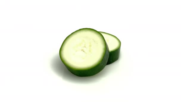 Zucchini Scheiben Geschnitten Isoliert Auf Weißem Hintergrund — Stockvideo