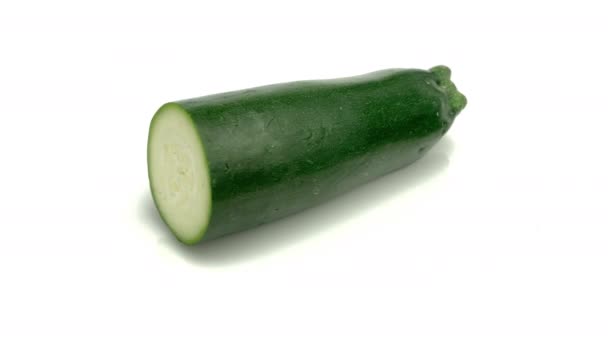 Skivad Zucchini Isolerad Vit Bakgrund — Stockvideo