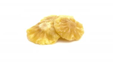 Kurutulmuş ananas beyaz arkaplanda izole edilmiş.