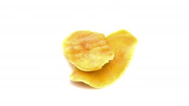 Kurumuş mango beyaz arkaplanda izole edilmiş.