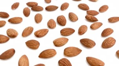 Badem beyaz arkaplanda izole edildi