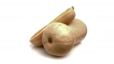 Dilimlenmiş tereyağı beyaz arkaplanda izole edilmiş.