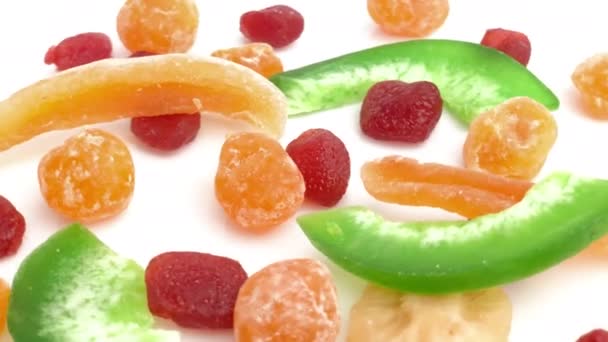 Kandierten Früchten Mix Isoliert Auf Weißem Hintergrund — Stockvideo