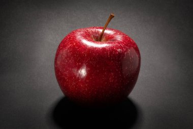 Siyah arkaplanda kırmızı elma