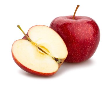 Dilimlenmiş kırmızı elma yolu beyazda izole edilmiş.