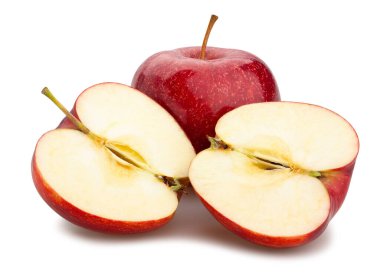 Dilimlenmiş kırmızı elma yolu beyazda izole edilmiş.