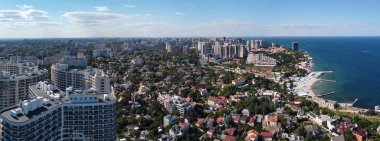 Odessa, Ukrayna - 15 Temmuz 2020: Arcadia plajı panoramik insansız hava aracı görüntüsü