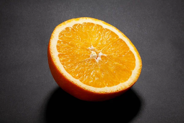 Plasterki Owoców Pomarańczy Czarnym Tle — Zdjęcie stockowe