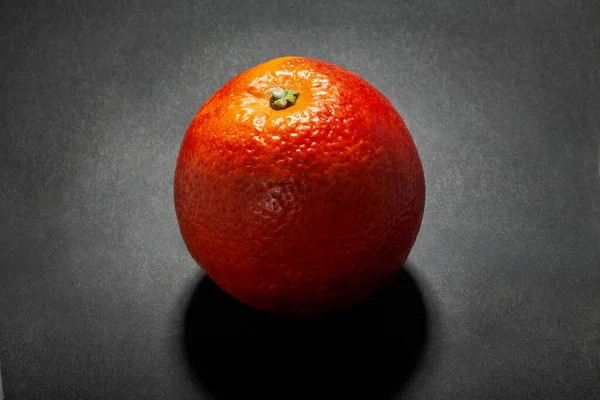 黑色背景的血橘子 — 图库照片