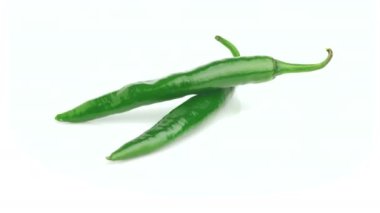Beyaz arka plan üzerinde izole yeşil biber biber