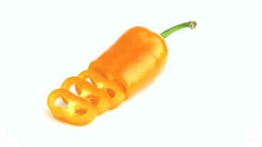 Dilimlenmiş turuncu uzun biber beyaz arka planda izole edilmiş.