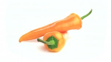 turuncu uzun biber beyaz arkaplanda izole