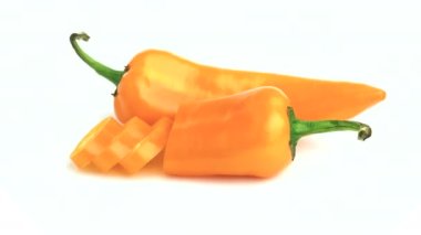 Dilimlenmiş turuncu uzun biber beyaz arka planda izole edilmiş.