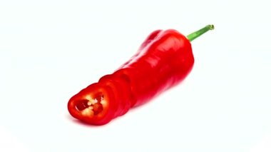 Dilimlenmiş kırmızı biber beyaz arkaplanda izole edilmiş.