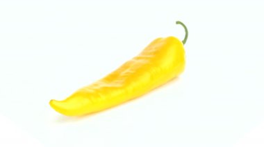 Beyaz arkaplanda izole edilmiş uzun sarı biber