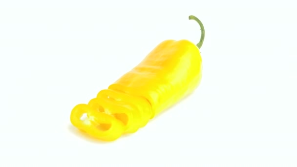 在白色背景上分离的长黄胡椒片 — 图库视频影像