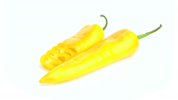 Scheiben Geschnittene Lange Gelbe Paprika Isoliert Auf Weißem Hintergrund — Stockvideo