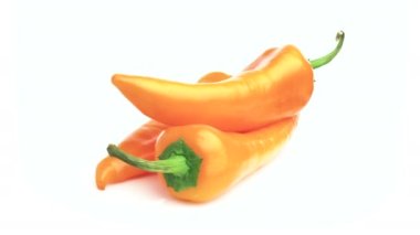 turuncu uzun biber beyaz arkaplanda izole
