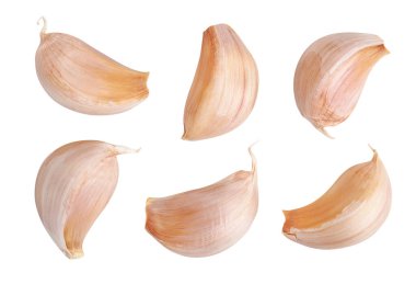 Beyaz arkaplanda yalıtılmış sarımsak karanfilleri