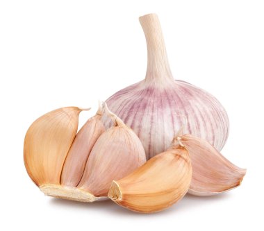 Soyulmuş sarımsak beyaz arkaplanda izole edilmiş.