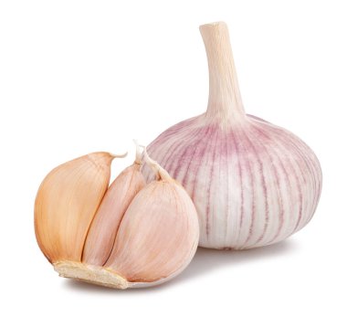Soyulmuş sarımsak beyaz arkaplanda izole edilmiş.