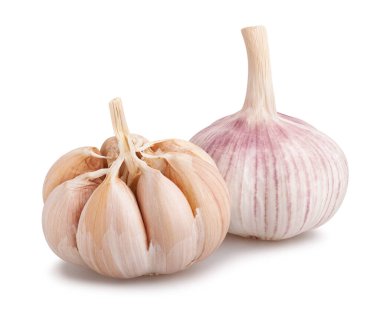 Soyulmuş sarımsak beyaz arkaplanda izole edilmiş.