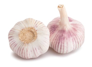 Beyaz arkaplanda sarımsak izole edilmiş.