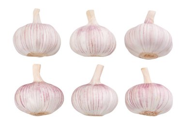 Beyaz arkaplanda sarımsak izole edilmiş.