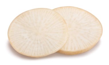 Dilimlenmiş daikon turp yolu beyazda izole edilmiş.