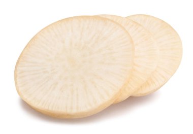 Dilimlenmiş daikon turp yolu beyazda izole edilmiş.