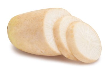 Dilimlenmiş daikon turp yolu beyazda izole edilmiş.