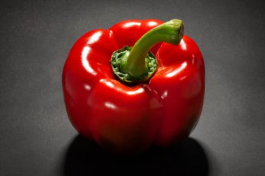 dolma biber siyah arkaplanda izole edildi