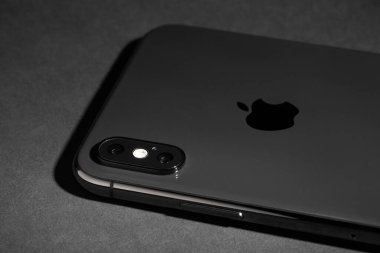 iphone xs siyah arkaplanda maksimum kamera