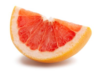 Dilimlenmiş greyfurt yolu beyaza izole edilmiş.