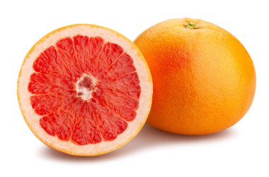 Dilimlenmiş greyfurt yolu beyaza izole edilmiş.